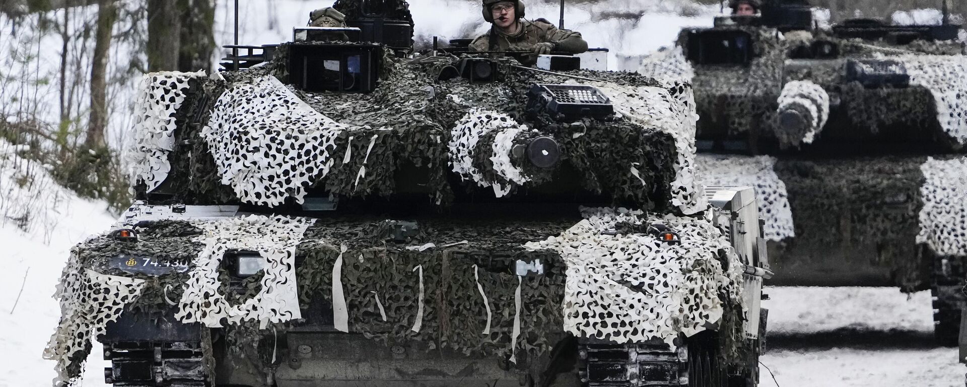 Tanques Leopard 2A7 daneses en movimiento durante las maniobras militares Winter Camp 23 cerca de Tapa, Estonia, 5 de febrero de 2023. - Sputnik Mundo, 1920, 01.04.2025
