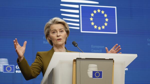 Ursula von der Leyen, presidenta de la Comisión Europea, se dirige a los medios de comunicación al término de una cumbre de la UE en Bruselas, el 20 de marzo de 2025 - Sputnik Mundo