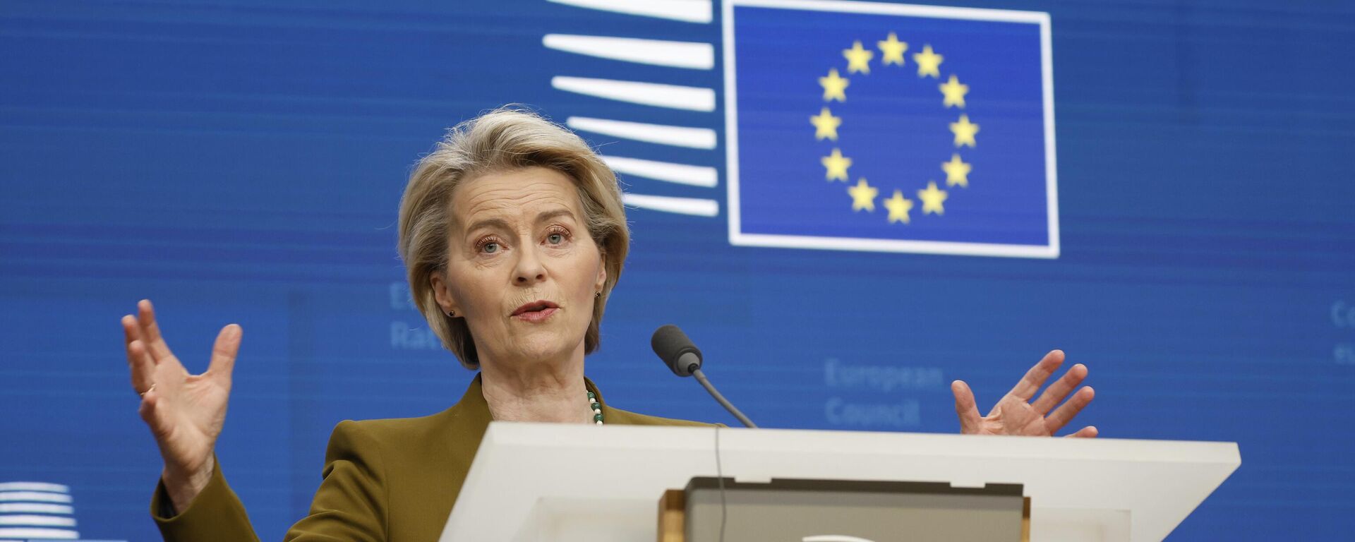 Ursula von der Leyen, presidenta de la Comisión Europea, se dirige a los medios de comunicación al término de una cumbre de la UE en Bruselas, el 20 de marzo de 2025 - Sputnik Mundo, 1920, 01.04.2025