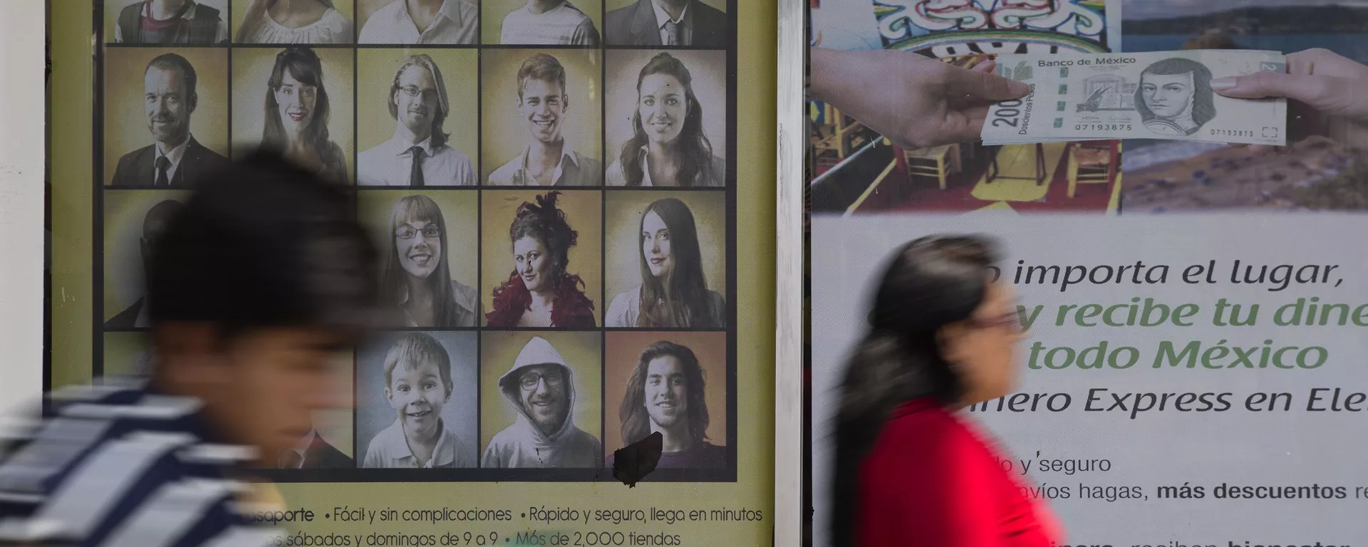 Personas pasan junto a letreros que anuncian servicios de transferencia de dinero al exterior de un negocio en la Ciudad de México (archivo) - Sputnik Mundo, 1920, 01.04.2025