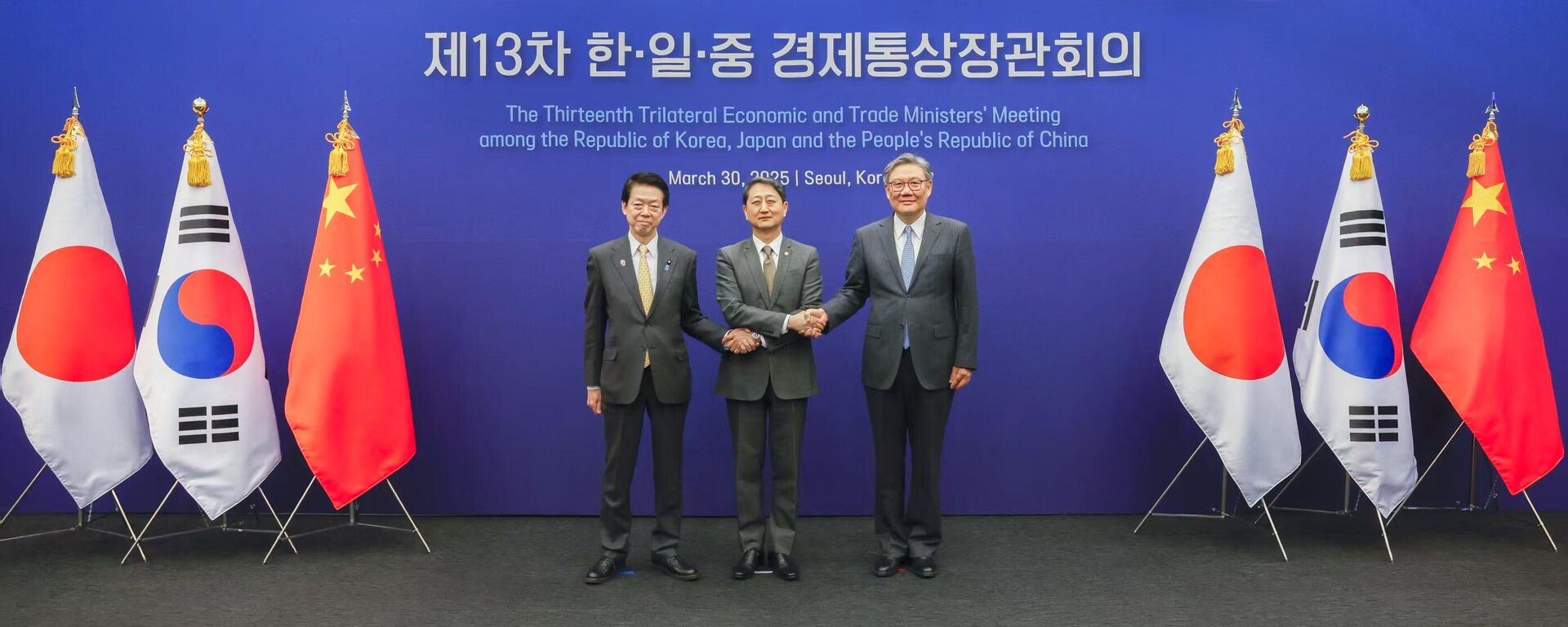  El ministro de Industria surcoreano, Ahn Duk-geun; su homólogo japonés, Yoji Muto, y el chino, Wang Wentao. - Sputnik Mundo, 1920, 02.04.2025