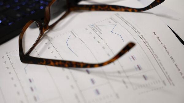 Las gafas se ven encima de un gráfico - Sputnik Mundo