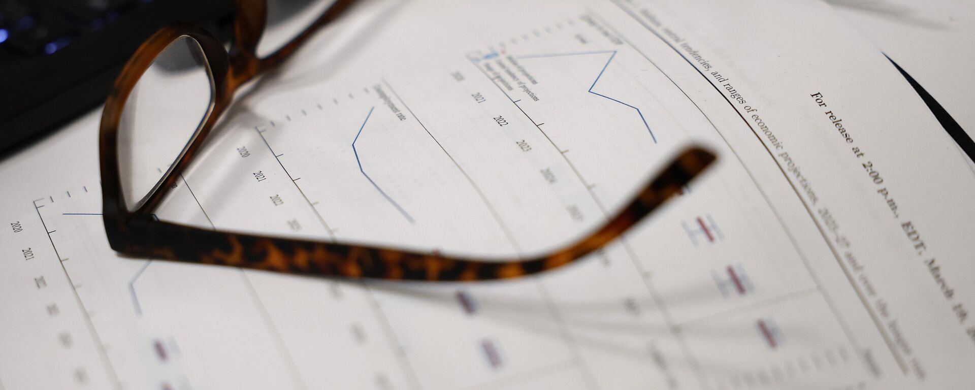 Las gafas se ven encima de un gráfico - Sputnik Mundo, 1920, 02.04.2025