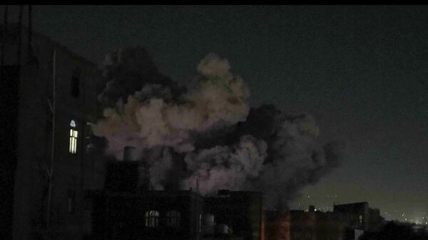 En esta imagen tomada de un video, se ve humo elevándose después de una explosión en Saná, Yemen, el viernes 28 de marzo de 2025. (Foto AP) - Sputnik Mundo