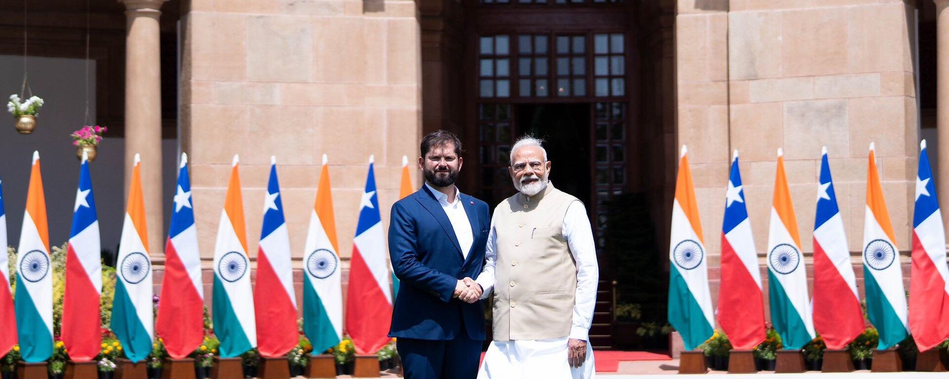 El presidente chileno, Gabriel Boric, y el primer ministro de India, Narendra Modi, tras una reunión en Nueva Delhi - Sputnik Mundo, 1920, 03.04.2025