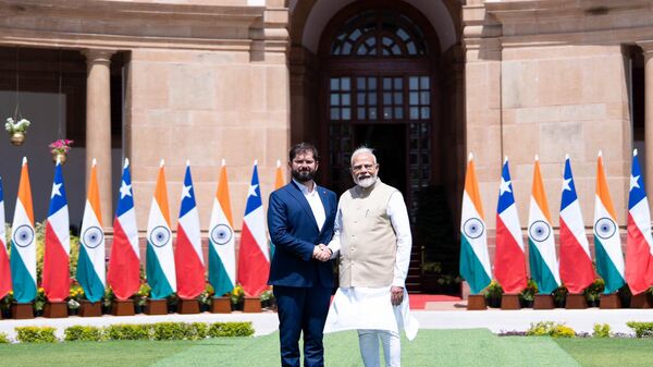 El presidente chileno, Gabriel Boric, y el primer ministro de India, Narendra Modi, tras una reunión en Nueva Delhi - Sputnik Mundo