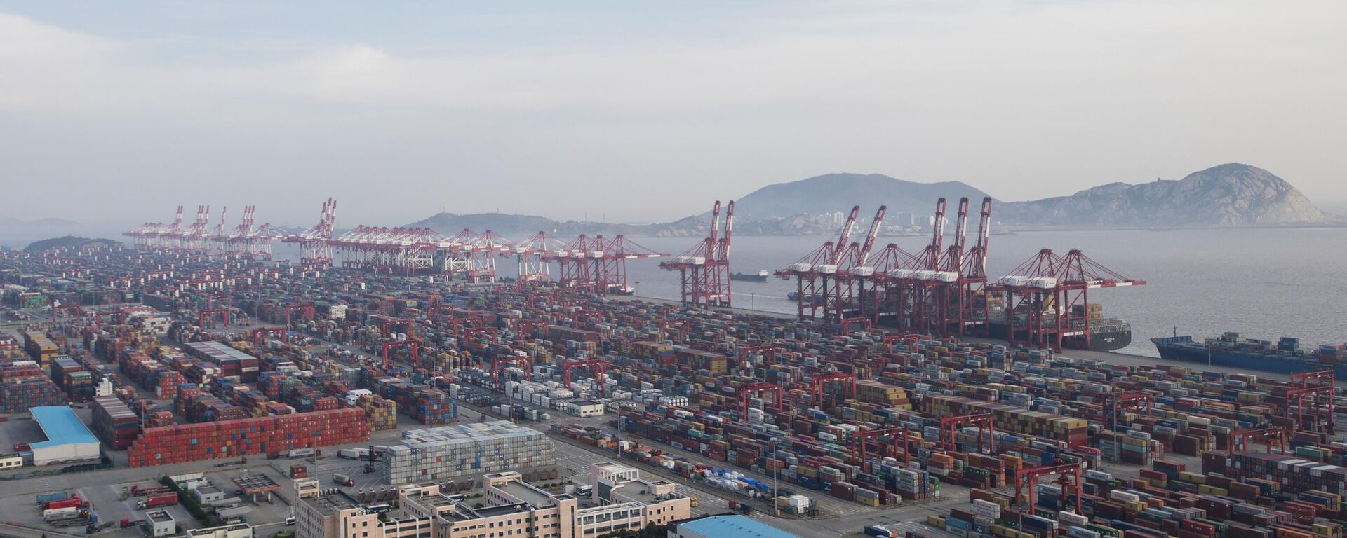 Un barco portacontenedores atracado en el puerto de Yangshan, en Shanghái. - Sputnik Mundo, 1920, 14.04.2025