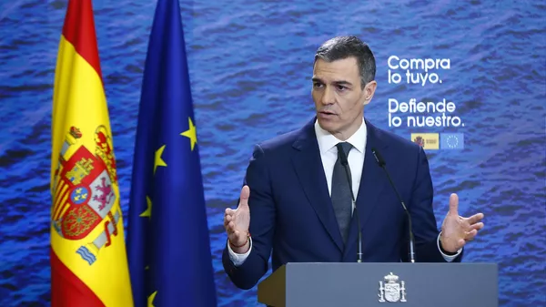 El presidente del Gobierno español, Pedro Sánchez, durante su comparecencia tras la reunión con los representantes del tejido productivo español para abordar la respuesta a la amenaza arancelaria de EEUU - Sputnik Mundo