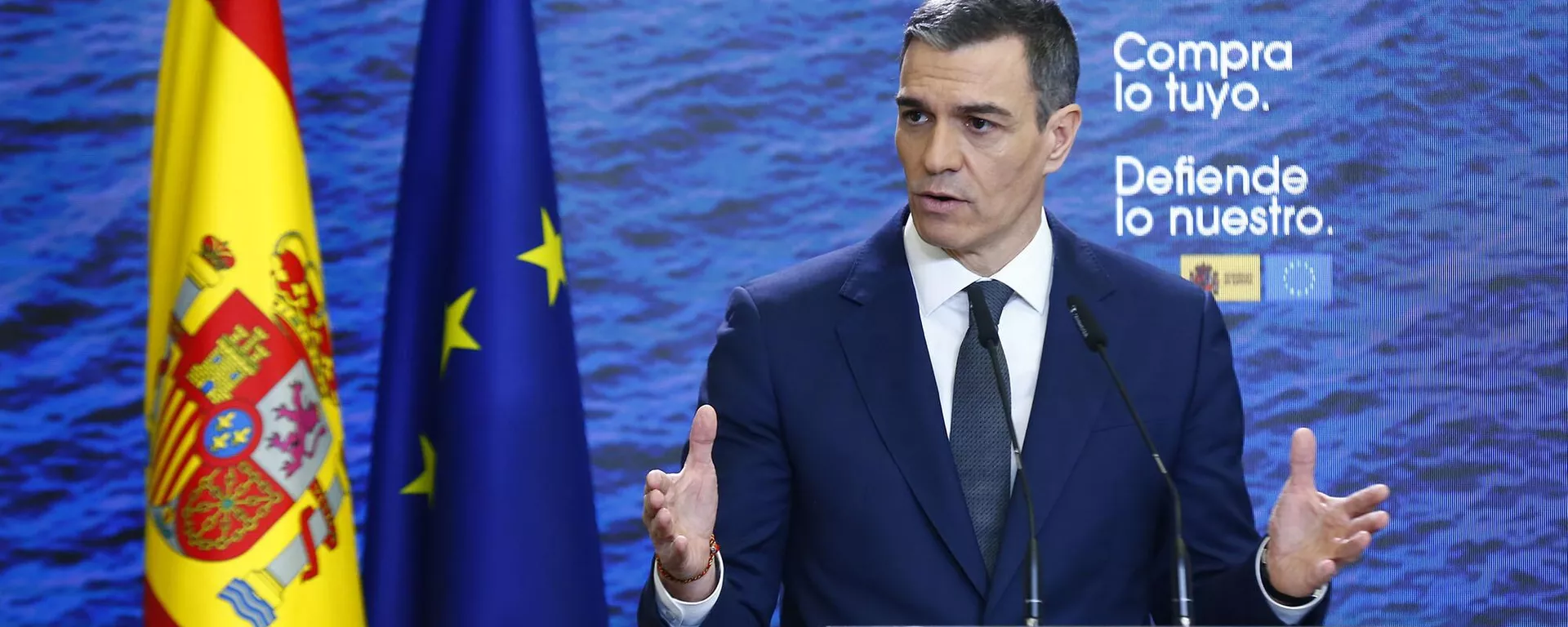 El presidente del Gobierno español, Pedro Sánchez, durante su comparecencia tras la reunión con los representantes del tejido productivo español para abordar la respuesta a la amenaza arancelaria de EEUU - Sputnik Mundo, 1920, 04.04.2025