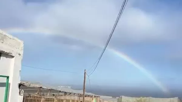 Viento que destruye al hierro: una torre de transmisión eléctrica se derrumba debido a una furiosa tormenta en España - Sputnik Mundo
