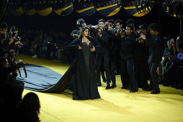 La actriz india Janhvi Kapoor presenta vestuario en la semana de moda bianual Lakme Fashion Week 2025 en la ciudad de Bombay, la India. La actriz india Janhvi Kapoor presenta vestuario en la semana de moda bianual Lakme Fashion Week 2025 en la ciudad de Bombay, la India. - Sputnik Mundo