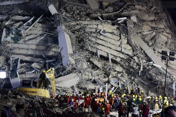 El 28 de marzo de 2025, un terremoto de magnitud 7,7 sacudió Birmania, causando la devastación y la muerte de varios miles de personas en ese país y en la vecina Tailandia.En la foto: Rescatistas en el lugar del derrumbe de un rascacielos en la capital tailandesa, Bangkok. El 28 de marzo de 2025, un terremoto de magnitud 7,7 sacudió Birmania, causando la devastación y la muerte de varios miles de personas en ese país y en la vecina Tailandia.En la foto: Rescatistas en el lugar del derrumbe de un rascacielos en la capital tailandesa, Bangkok. - Sputnik Mundo