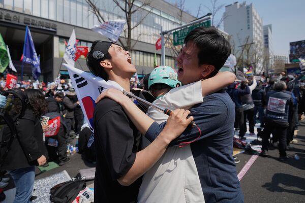 El Tribunal Constitucional de Corea del Sur ratificó la destitución del presidente del país Yoon Seok-yol, motivada por la imposición de la ley marcial en el país en diciembre de 2024.En la imagen: Reacción de la población local ante la noticia de la destitución del presidente. El Tribunal Constitucional de Corea del Sur ratificó la destitución del presidente del país Yoon Seok-yol, motivada por la imposición de la ley marcial en el país en diciembre de 2024.En la imagen: Reacción de la población local ante la noticia de la destitución del presidente. - Sputnik Mundo