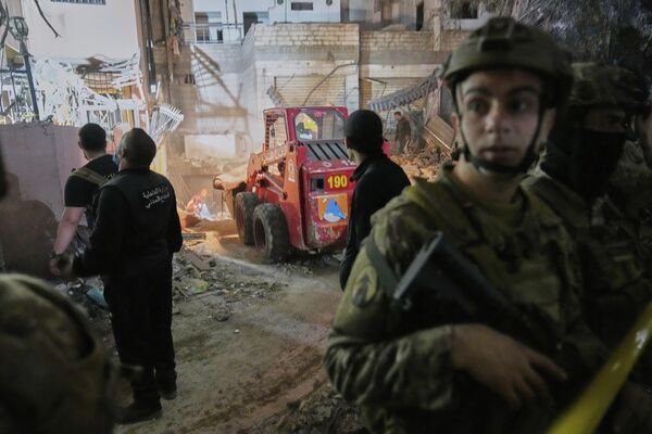Efectivos de la defensa civil y del Ejército libanés intervienen en el lugar de un ataque israelí contra un suburbio de la capital libanesa de Beirut. Efectivos de la defensa civil y del Ejército libanés intervienen en el lugar de un ataque israelí contra un suburbio de la capital libanesa de Beirut. - Sputnik Mundo