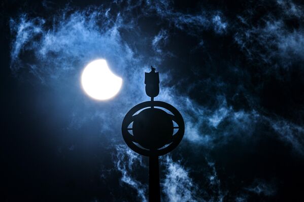 El eclipse parcial de Sol del 29 de marzo, con la Luna cubriendo alrededor del 13% del disco de la luminaria, observado desde la ciudad noroccidental rusa de San Petersburgo. El eclipse parcial de Sol del 29 de marzo, con la Luna cubriendo alrededor del 13% del disco de la luminaria, observado desde la ciudad noroccidental rusa de San Petersburgo. - Sputnik Mundo