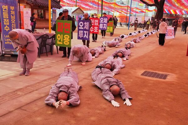 Monjes budistas y representantes de organizaciones de la sociedad civil se dirigen al Tribunal Constitucional de Corea del Sur para exigir la dimisión del presidente destituido Yoon Seok-yol. Monjes budistas y representantes de organizaciones de la sociedad civil se dirigen al Tribunal Constitucional de Corea del Sur para exigir la dimisión del presidente destituido Yoon Seok-yol. - Sputnik Mundo