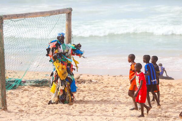 El activista medioambiental senegalés Modou Fall, también conocido como el Hombre de Plástico, llama la atención del público sobre la contaminación con su disfraz hecho con cientos de bolsas de plástico en la capital del país, Dakar. El activista medioambiental senegalés Modou Fall, también conocido como el Hombre de Plástico, llama la atención del público sobre la contaminación con su disfraz hecho con cientos de bolsas de plástico en la capital del país, Dakar. - Sputnik Mundo