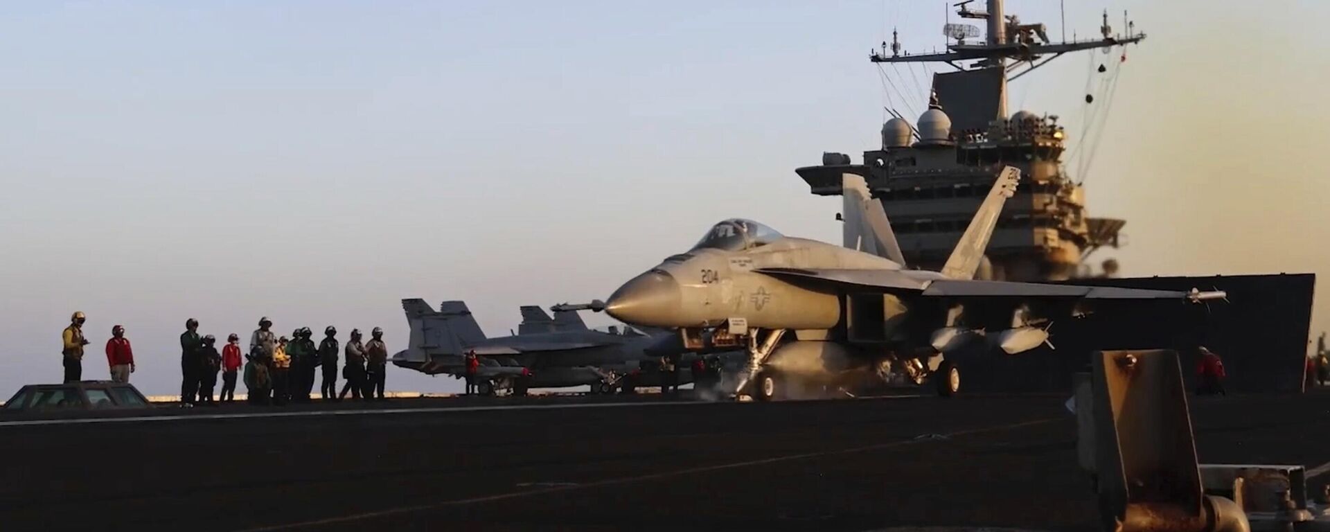 La Armada de EEUU muestra un avión despegando del USS Harry S. Truman en el mar Rojo antes de los ataques aéreos en Saná, Yemen, el 15 de marzo de 2025.  - Sputnik Mundo, 1920, 04.04.2025