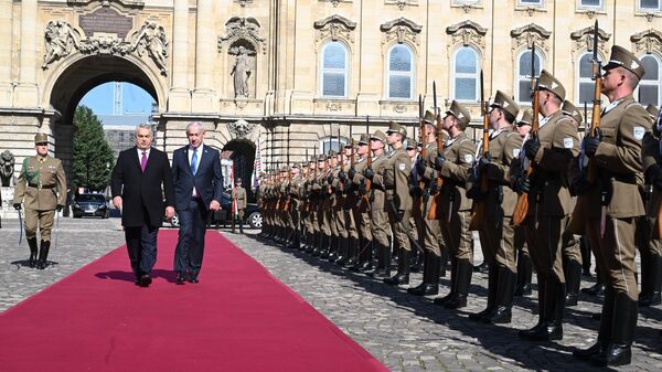 Viktor Orbán y Benjamín Netanyahu durante la visita oficial del premier israelí a Budapest  - Sputnik Mundo