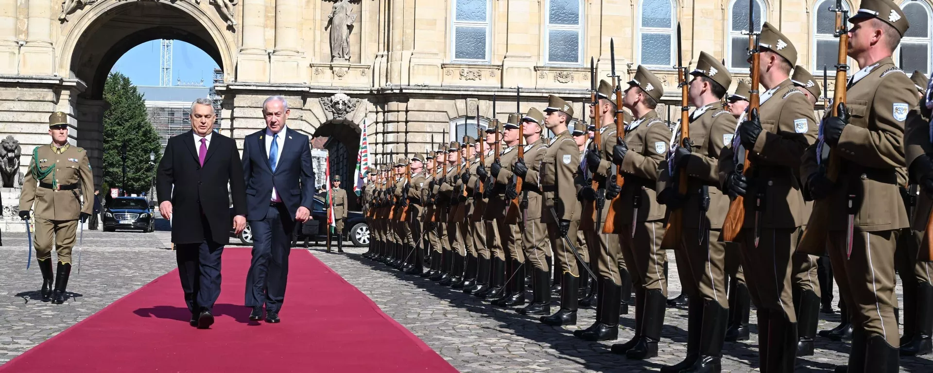 Viktor Orbán y Benjamín Netanyahu durante la visita oficial del premier israelí a Budapest  - Sputnik Mundo, 1920, 05.04.2025