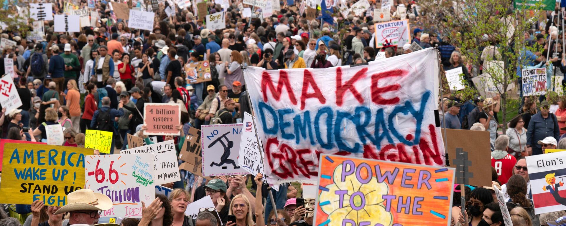 Protestas en EEUU contra las políticas de Donald Trump - Sputnik Mundo, 1920, 05.04.2025