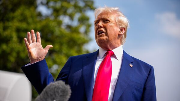 Donald Trump, presidente de EEUU, habla ante miembros de los medios de comunicación, el 3 de abril de 2025 en Washington DC - Sputnik Mundo