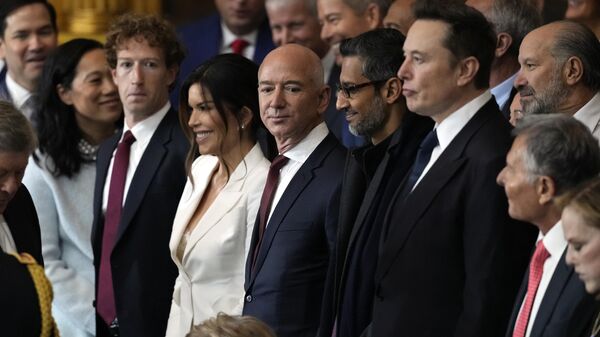 Mark Zuckerberg, Jeff Bezos, Sundar Pichai y Elon Musk en la deremonia por la 60.ª investidura presidencial en la Rotonda del Capitolio de Estados Unidos - Sputnik Mundo