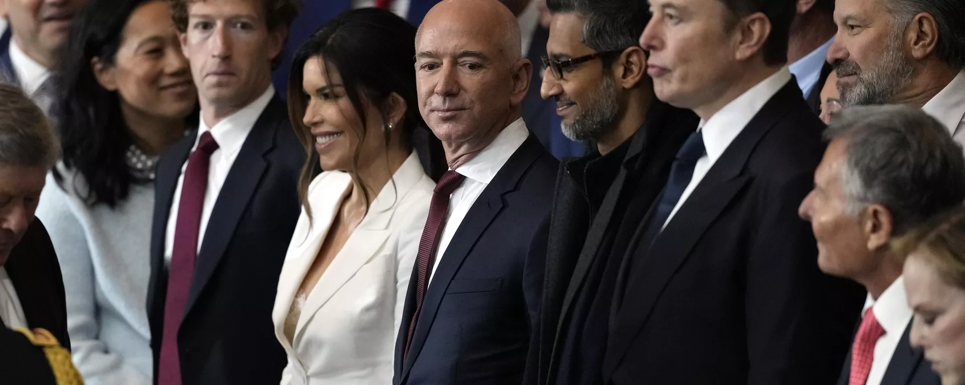 Mark Zuckerberg, Jeff Bezos, Sundar Pichai y Elon Musk en la deremonia por la 60.ª investidura presidencial en la Rotonda del Capitolio de Estados Unidos - Sputnik Mundo, 1920, 08.04.2025