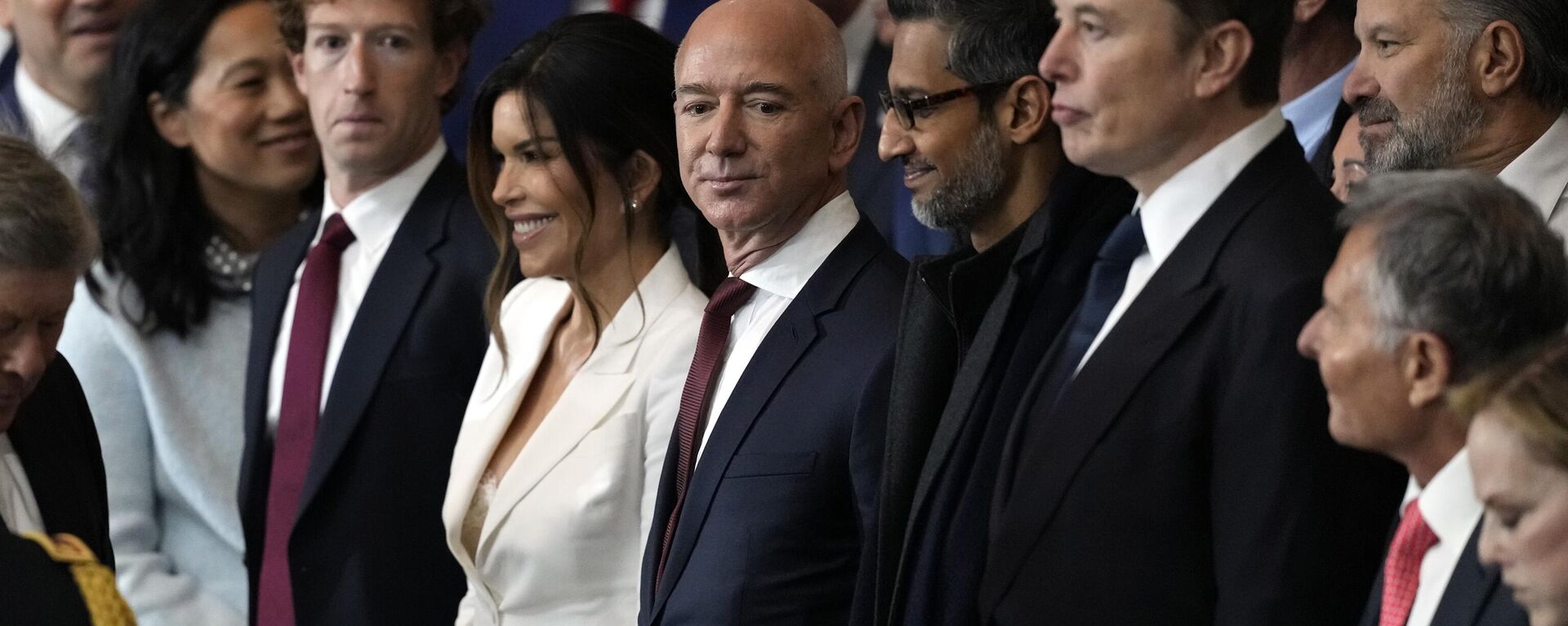 Mark Zuckerberg, Jeff Bezos, Sundar Pichai y Elon Musk en la deremonia por la 60.ª investidura presidencial en la Rotonda del Capitolio de Estados Unidos - Sputnik Mundo, 1920, 08.04.2025