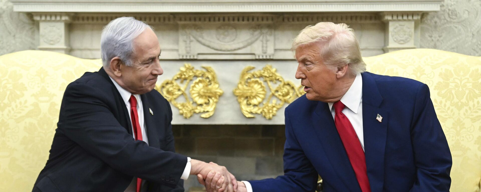 Benjamín Netanyahu y Donald Trump estrechan sus manos en la Oficina Oval de la Casa Blanca - Sputnik Mundo, 1920, 07.07.2025