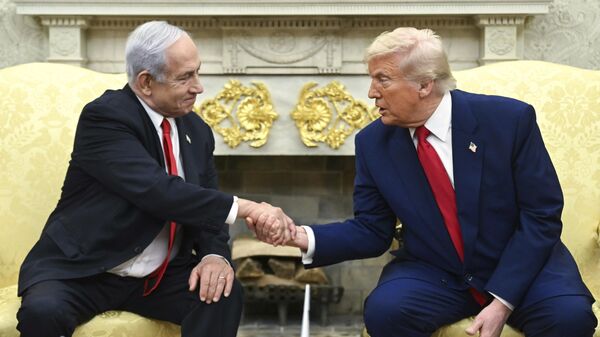 Benjamín Netanyahu y Donald Trump estrechan sus manos en la Oficina Oval de la Casa Blanca - Sputnik Mundo