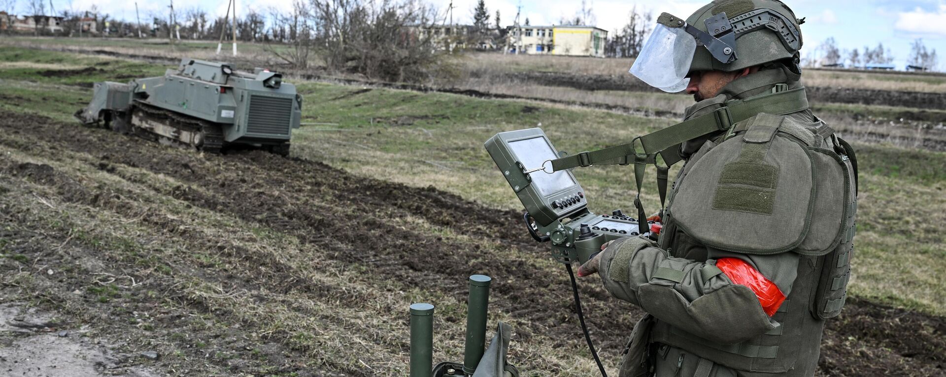 Soldado ruso realiza tareas de desminado en las zonas fronterizas de la región de Kursk liberadas de las fuerzas ucranianas - Sputnik Mundo, 1920, 08.04.2025