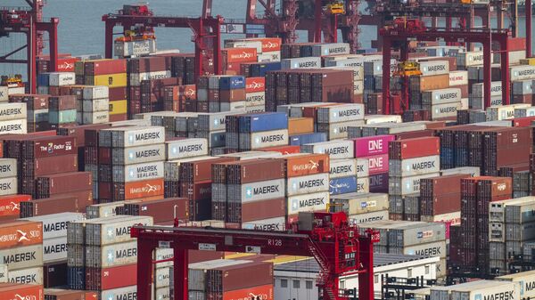 Contenedores apilados en la terminal de contenedores de Kwai Chung, en Hong Kong, 8 de abril de 2025. - Sputnik Mundo