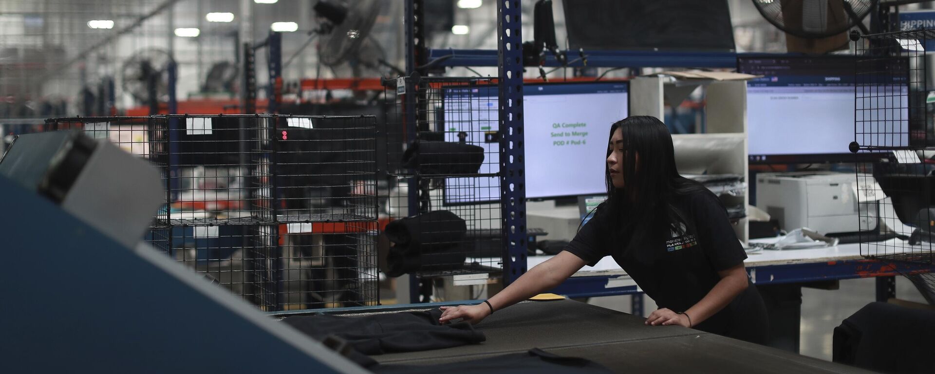 Una empleada trabaja en una fábrica textil que produce camisetas, en Ciudad Juárez, México.  - Sputnik Mundo, 1920, 09.04.2025