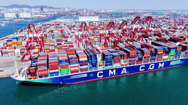 Contenedores en el puerto de Qingdao de China - Sputnik Mundo