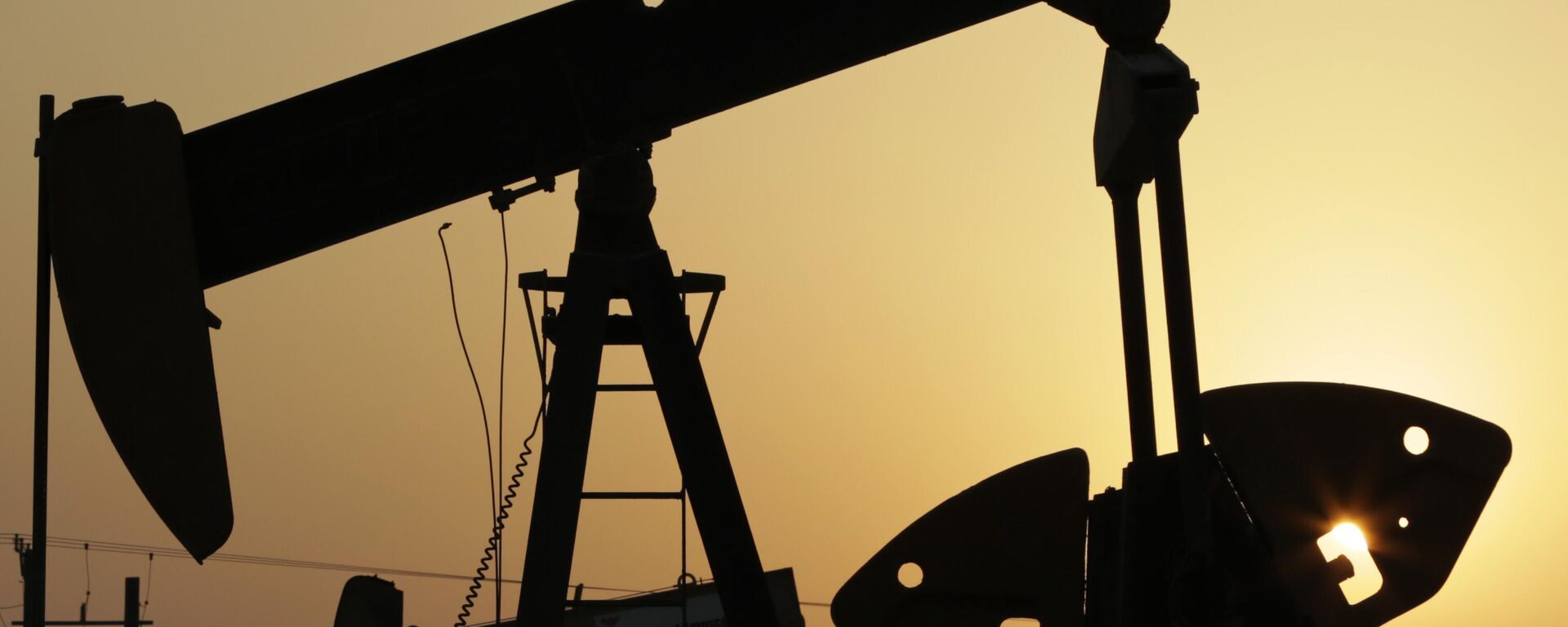 Bombas de petróleo trabajan en los desérticos campos petrolíferos de Sakhir, Bahrein. - Sputnik Mundo, 1920, 09.04.2025