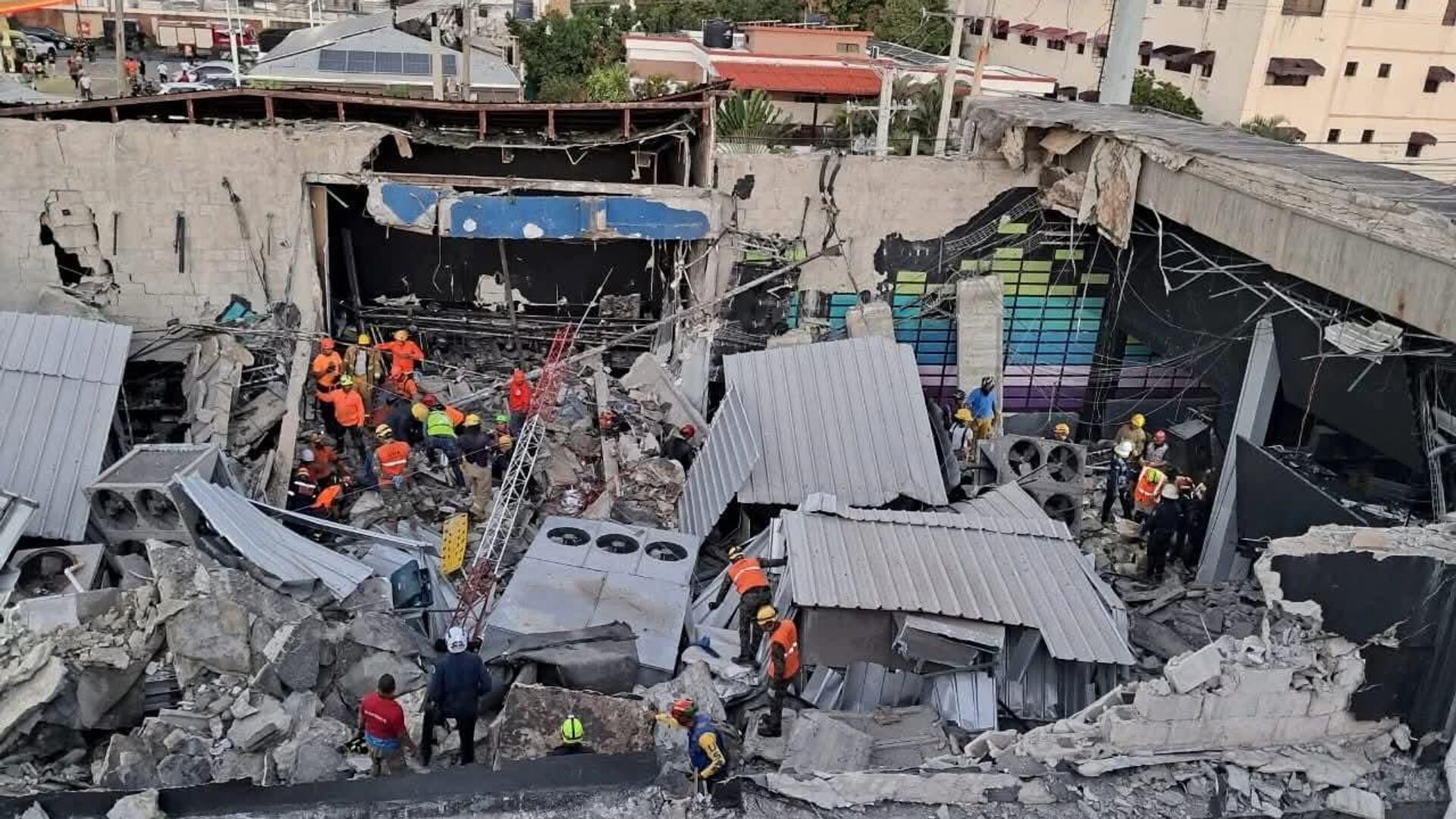 Trabajadores de rescate laboran para rescatar sobrevivientes tras el colapso del techo de la discoteca Jet Set en Santo Domingo, Puerto Rico Trabajadores de rescate laboran para rescatar sobrevivientes tras el colapso del techo de la discoteca Jet Set en Santo Domingo, Puerto Rico - Sputnik Mundo, 1920, 10.04.2025