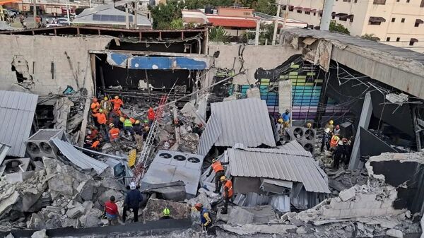 Trabajadores de rescate laboran para rescatar sobrevivientes tras el colapso del techo de la discoteca Jet Set en Santo Domingo, Puerto Rico - Sputnik Mundo