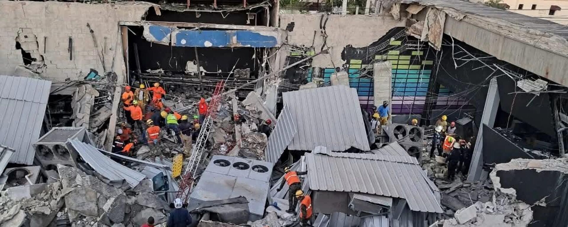 Trabajadores de rescate laboran para rescatar sobrevivientes tras el colapso del techo de la discoteca Jet Set en Santo Domingo, Puerto Rico - Sputnik Mundo, 1920, 10.04.2025