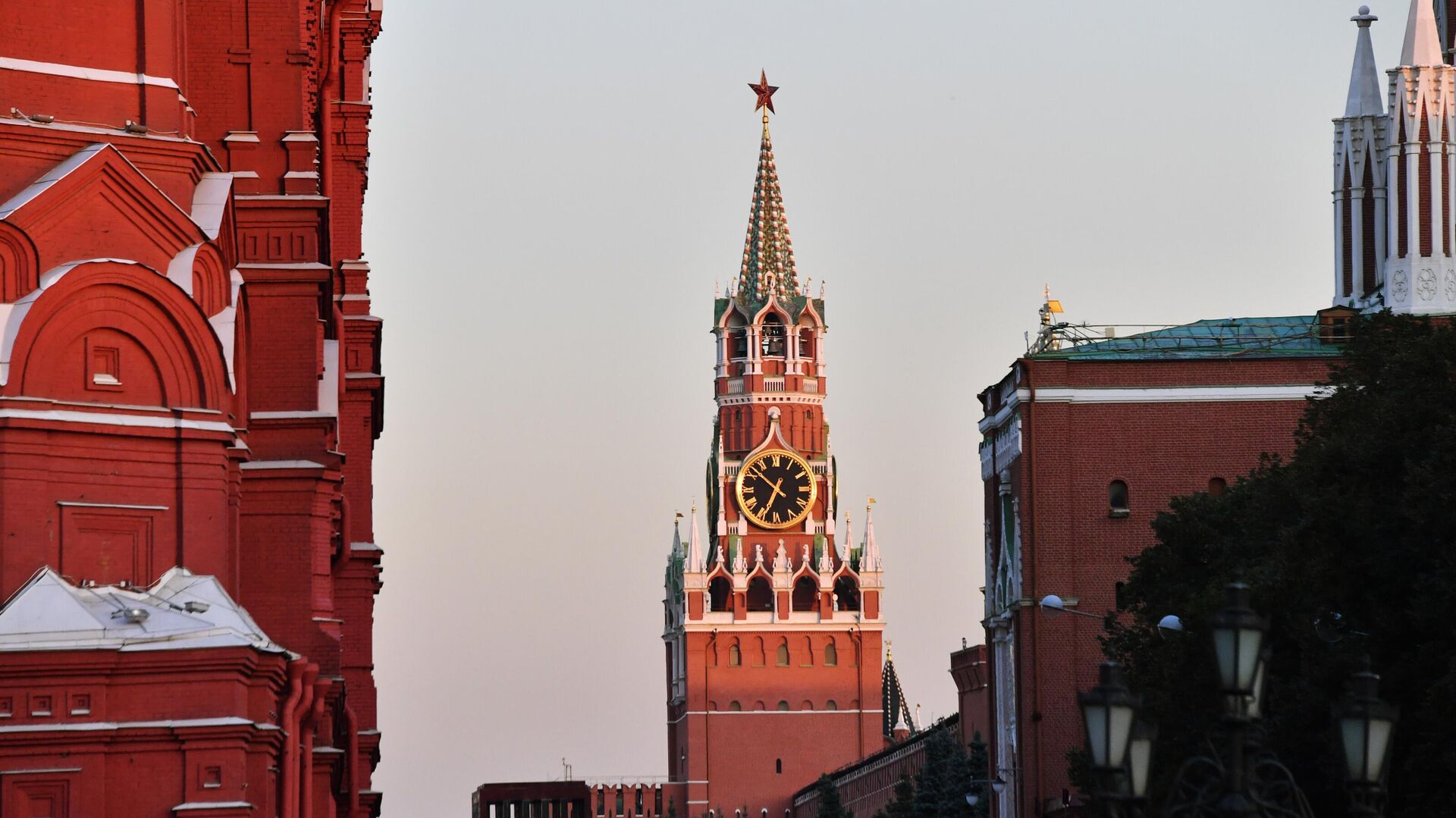 La Torre Spásskaya del Kremlin de Moscú La Torre Spásskaya del Kremlin de Moscú - Sputnik Mundo, 1920, 06.05.2025