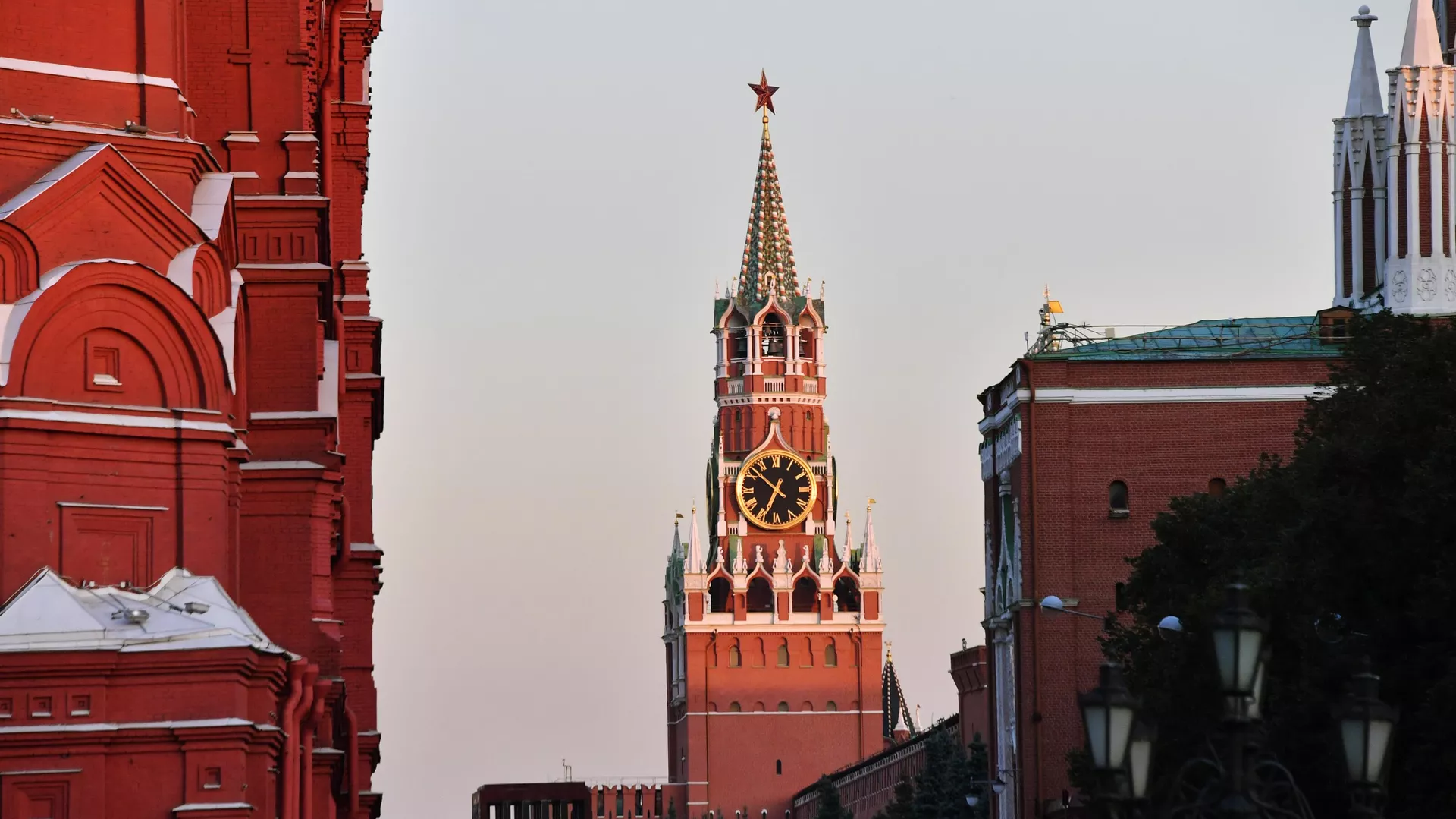 La Torre Spásskaya del Kremlin de Moscú - Sputnik Mundo, 1920, 06.05.2025