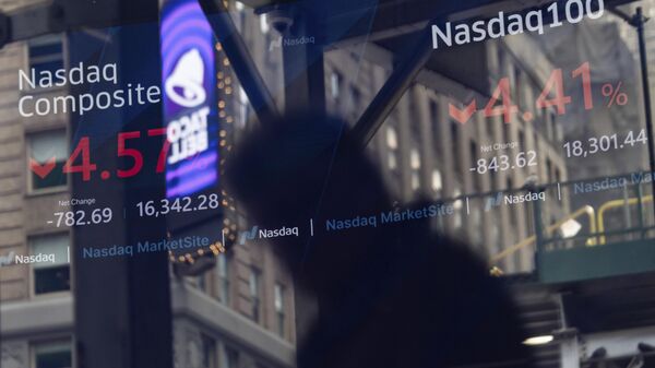 Los precios de las acciones se muestran en el Nasdaq MarketSite, el jueves 10 de abril de 2025, en Nueva York - Sputnik Mundo
