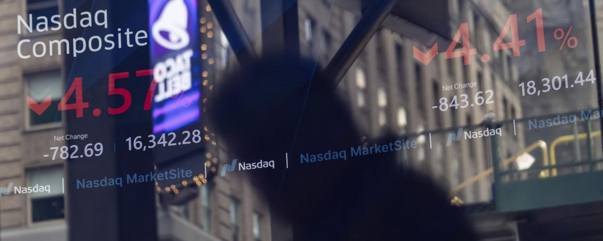 Los precios de las acciones se muestran en el Nasdaq MarketSite, el jueves 10 de abril de 2025, en Nueva York - Sputnik Mundo, 1920, 11.04.2025