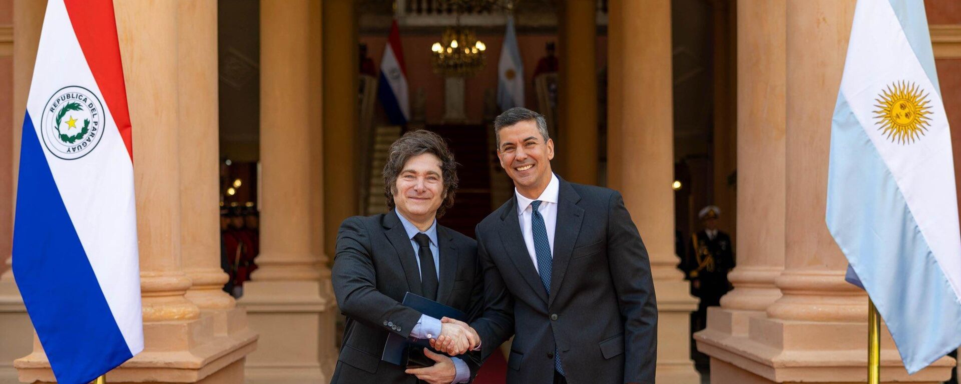 El presidente de Argentina, Javier Milei, junto con su par de Paraguay, Santiago Peña, tras un encuentro en Asunción en abril de 2025 - Sputnik Mundo, 1920, 11.04.2025