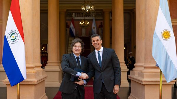 El presidente de Argentina, Javier Milei, junto con su par de Paraguay, Santiago Peña, tras un encuentro en Asunción en abril de 2025 - Sputnik Mundo