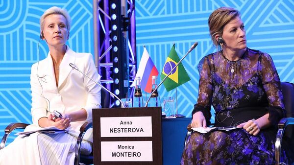 La presidenta de la parte rusa de la Alianza Empresarial de Mujeres de los BRICS, Anna Nésterova, y la presidenta de la Alianza Empresarial de Mujeres de los BRICS Global, Mónica Monteiro - Sputnik Mundo