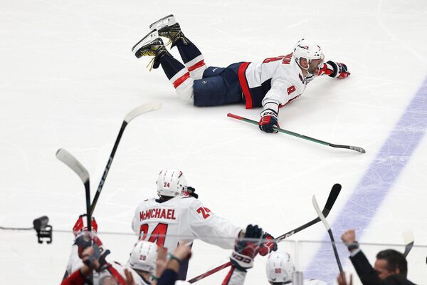 El jugador ruso de hockey de la National Hockey League, Alexandr Ovechkin marcó el 895.º gol de su carrera, batiendo así el récord de la leyenda canadiense Wayne Gretzky en esa liga de hockey, la más competitiva del mundo. El jugador ruso de hockey de la National Hockey League, Alexandr Ovechkin marcó el 895.º gol de su carrera, batiendo así el récord de la leyenda canadiense Wayne Gretzky en esa liga de hockey, la más competitiva del mundo. - Sputnik Mundo