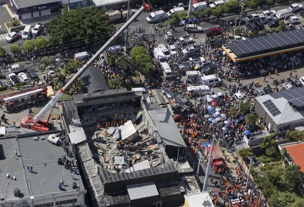 Decenas de personas fallecieron y resultaron heridas por el derrumbe del techo de una discoteca en la capital dominicana, Santo Domingo, el 8 de abril.En la foto: los equipos de rescate buscan supervivientes en el lugar de la tragedia. Decenas de personas fallecieron y resultaron heridas por el derrumbe del techo de una discoteca en la capital dominicana, Santo Domingo, el 8 de abril.En la foto: los equipos de rescate buscan supervivientes en el lugar de la tragedia. - Sputnik Mundo