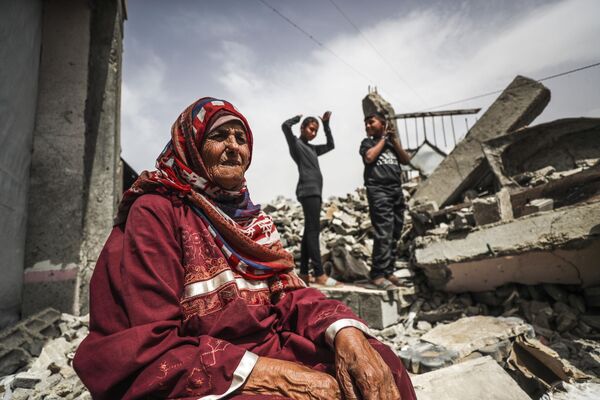 Privados de las necesidades más básicas, como cobijo, alimentos y agua potable, los palestinos intentan continuar su vida cotidiana en tiendas improvisadas entre los escombros de edificios destruidos en la ciudad de Gaza. Privados de las necesidades más básicas, como cobijo, alimentos y agua potable, los palestinos intentan continuar su vida cotidiana en tiendas improvisadas entre los escombros de edificios destruidos en la ciudad de Gaza. - Sputnik Mundo