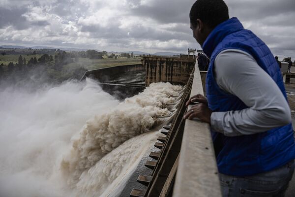 Un aliviadero en la presa de Vaal, en Sudáfrica, después de que el nivel del agua en la presa superara el 100% y se anunciara la evacuación de los residentes de la zona. Un aliviadero en la presa de Vaal, en Sudáfrica, después de que el nivel del agua en la presa superara el 100% y se anunciara la evacuación de los residentes de la zona. - Sputnik Mundo
